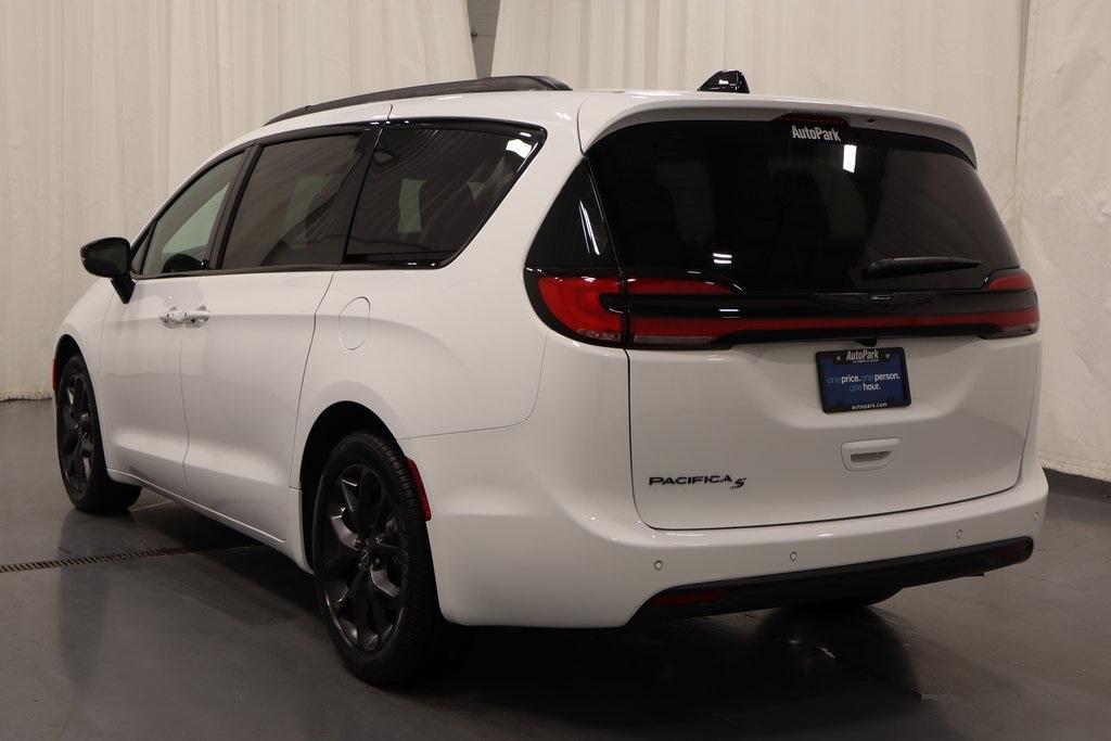 new 2026 Chrysler Pacifica car, priced at $41,611