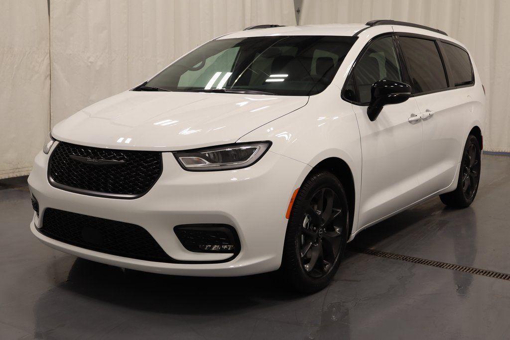 new 2026 Chrysler Pacifica car, priced at $41,611