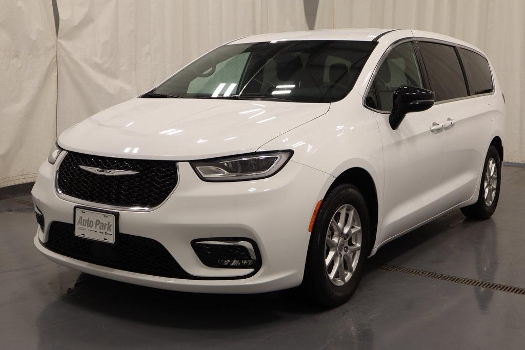 used 2025 Chrysler Pacifica car, priced at $29,595