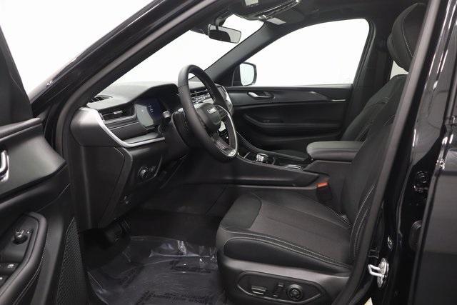 new 2025 Jeep Grand Cherokee car, priced at $35,178