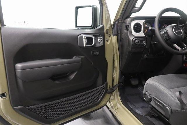 new 2025 Jeep Gladiator car, priced at $43,847