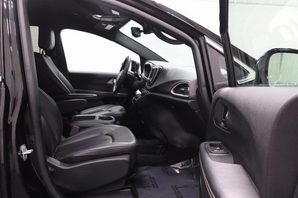 used 2025 Chrysler Pacifica car, priced at $29,595