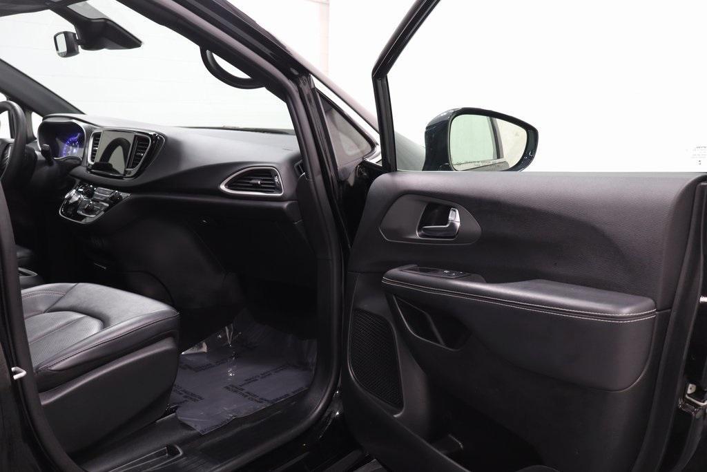 used 2025 Chrysler Pacifica car, priced at $29,595