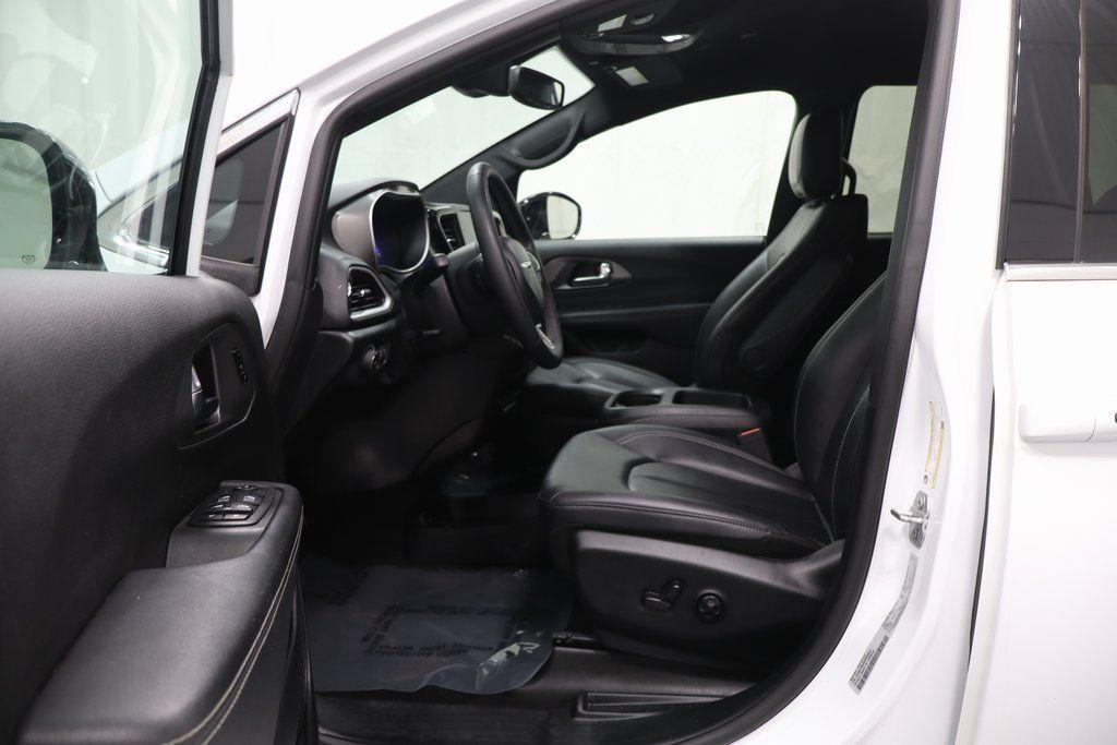 used 2025 Chrysler Pacifica car, priced at $28,995