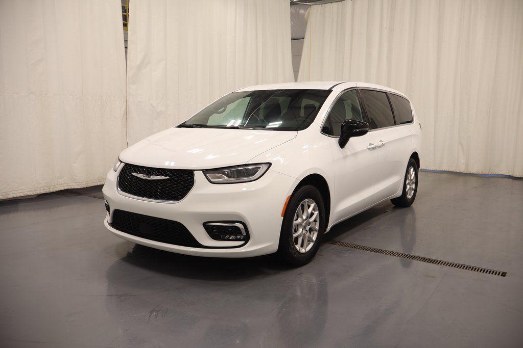 used 2025 Chrysler Pacifica car, priced at $28,995