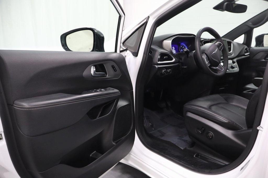 used 2025 Chrysler Pacifica car, priced at $29,595