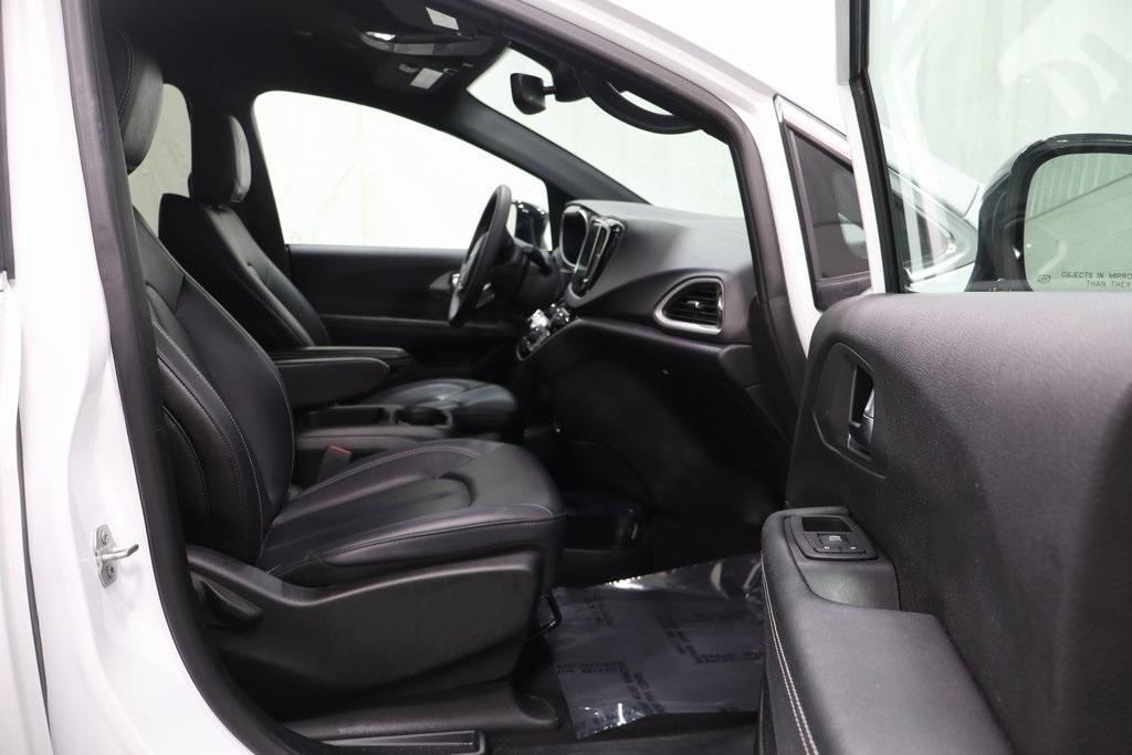 used 2025 Chrysler Pacifica car, priced at $29,595