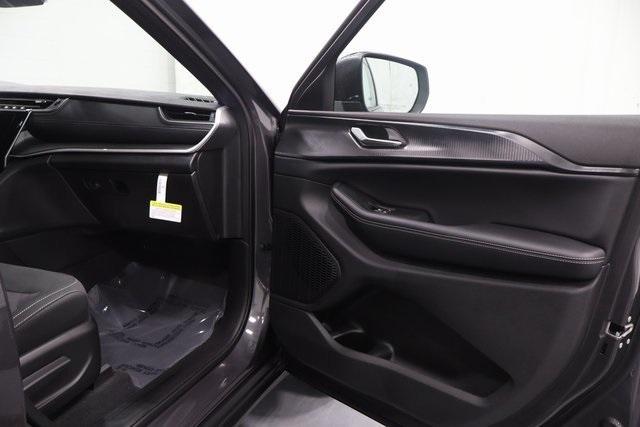 new 2025 Jeep Grand Cherokee car, priced at $33,000