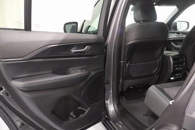 new 2025 Jeep Grand Cherokee car, priced at $33,000