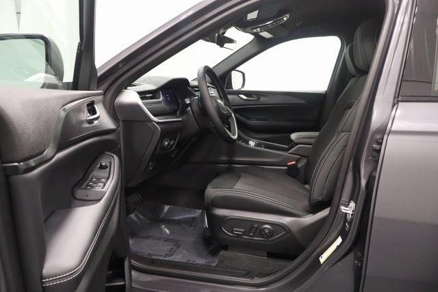 new 2025 Jeep Grand Cherokee car, priced at $33,000