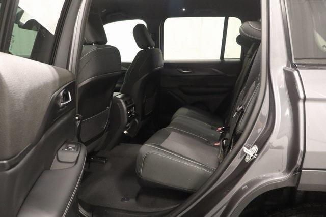 new 2025 Jeep Grand Cherokee car, priced at $33,000