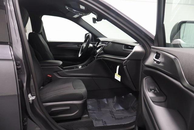 new 2025 Jeep Grand Cherokee car, priced at $33,000