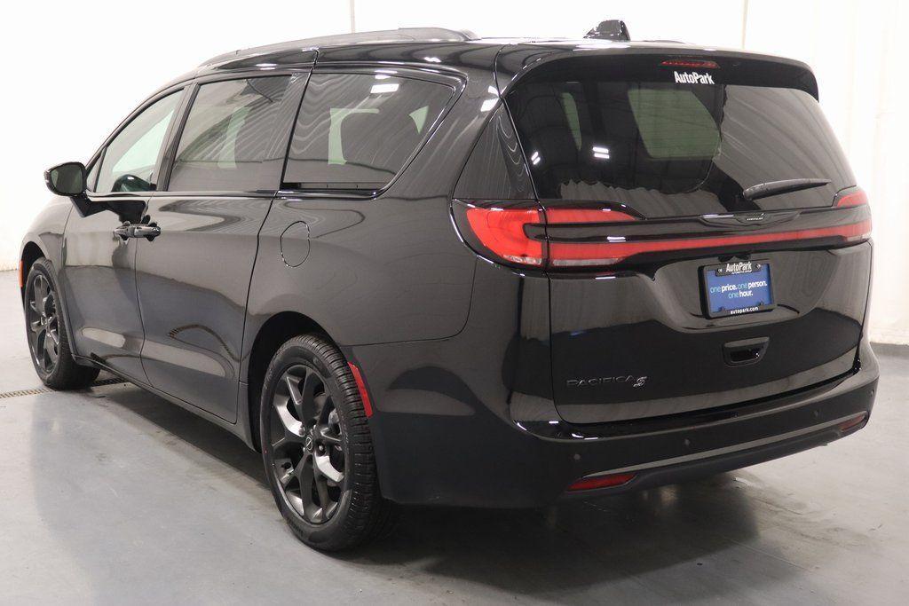 new 2026 Chrysler Pacifica car, priced at $41,084