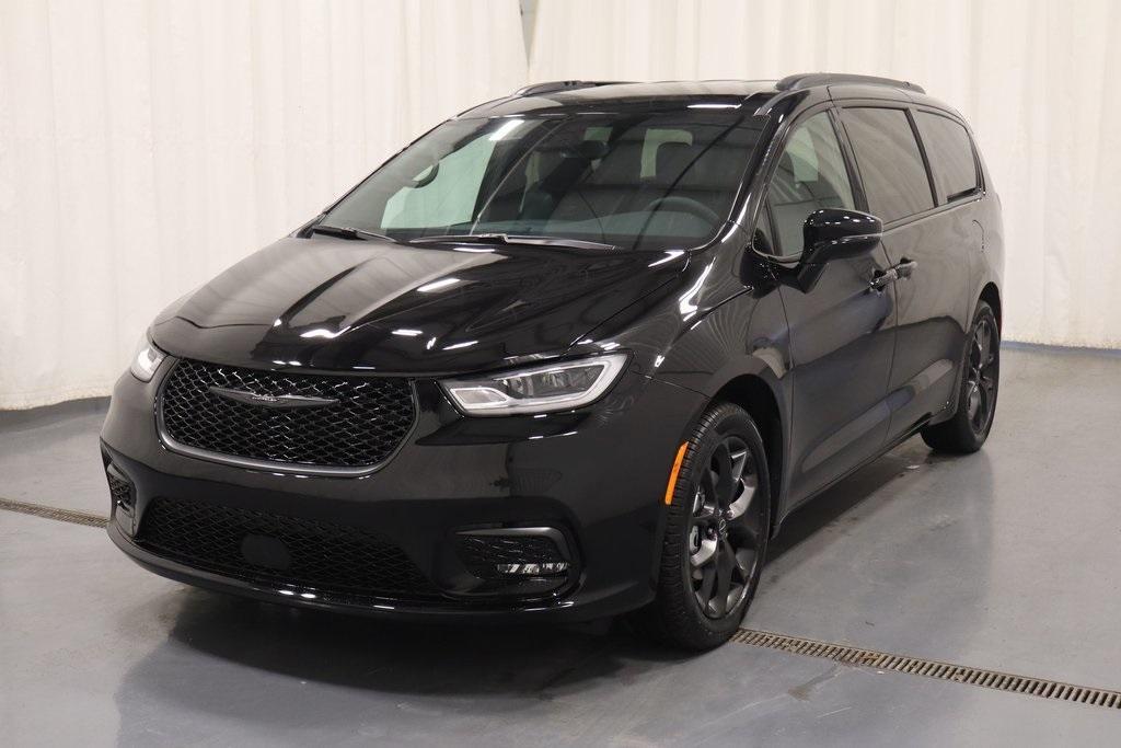 new 2026 Chrysler Pacifica car, priced at $41,684