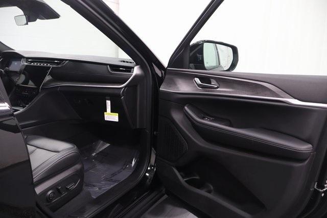 new 2025 Jeep Grand Cherokee car, priced at $42,182