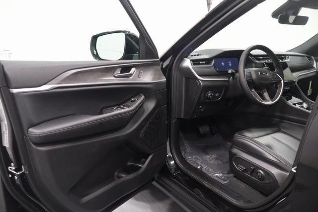 new 2025 Jeep Grand Cherokee car, priced at $42,182