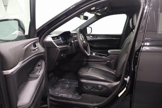 new 2025 Jeep Grand Cherokee car, priced at $39,932