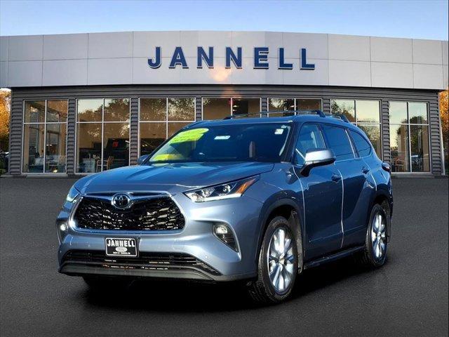 used 2022 Toyota Highlander car, priced at $39,444