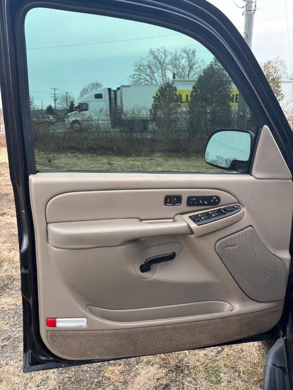 used 2004 Chevrolet Suburban car, priced at $5,995