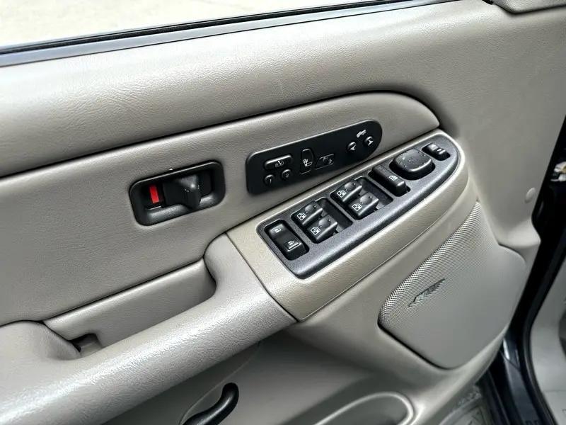 used 2006 Chevrolet Avalanche car, priced at $15,995