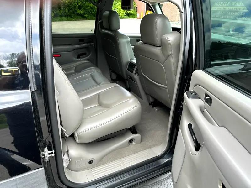 used 2006 Chevrolet Avalanche car, priced at $15,995