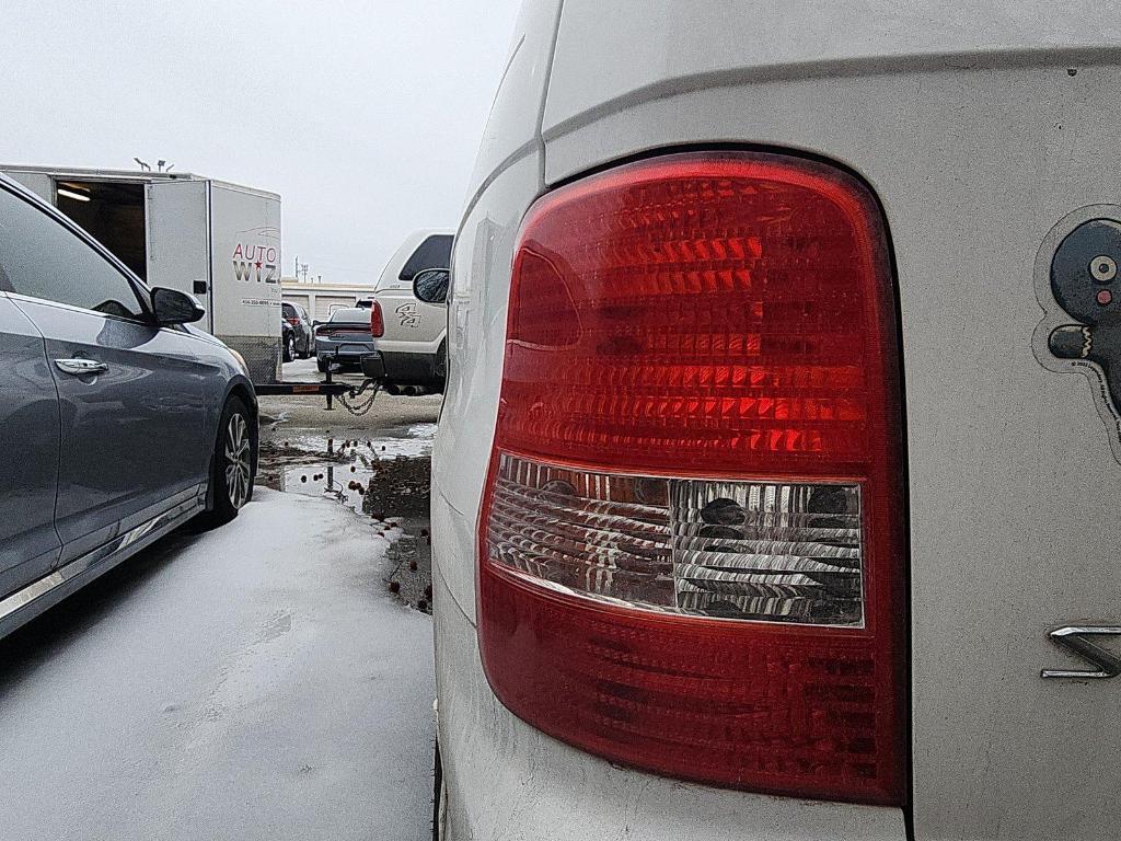 used 2004 Kia Sedona car, priced at $3,000