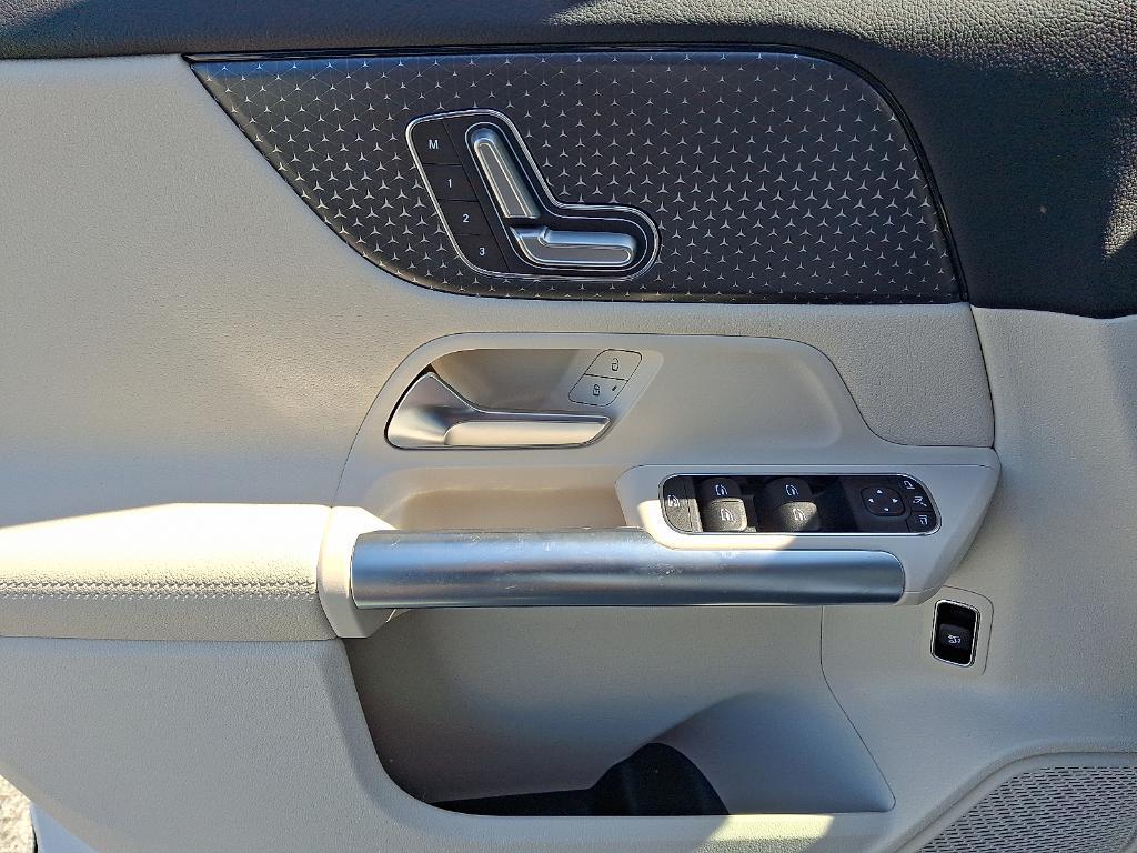 new 2025 Mercedes-Benz GLA 250 car, priced at $44,250