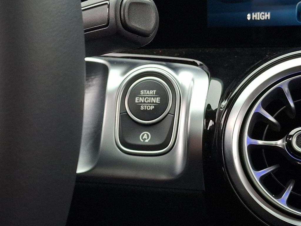 new 2026 Mercedes-Benz GLB 250 car