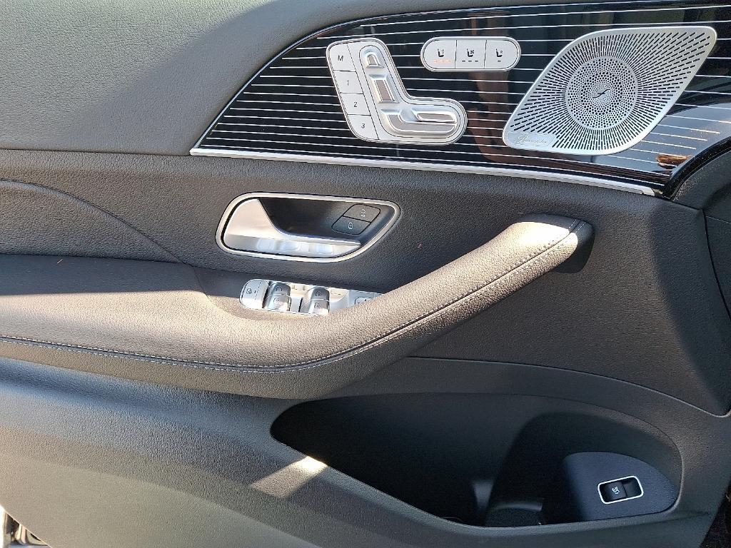 new 2025 Mercedes-Benz GLS 450 car