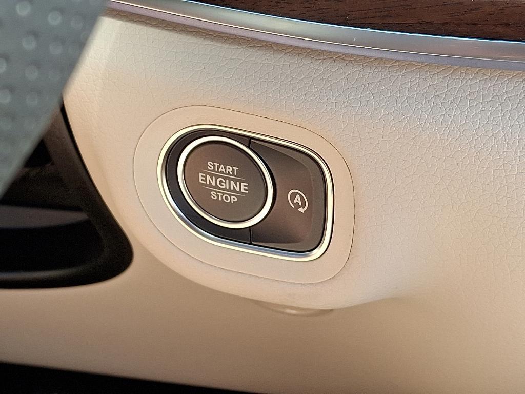 new 2025 Mercedes-Benz GLS 450 car