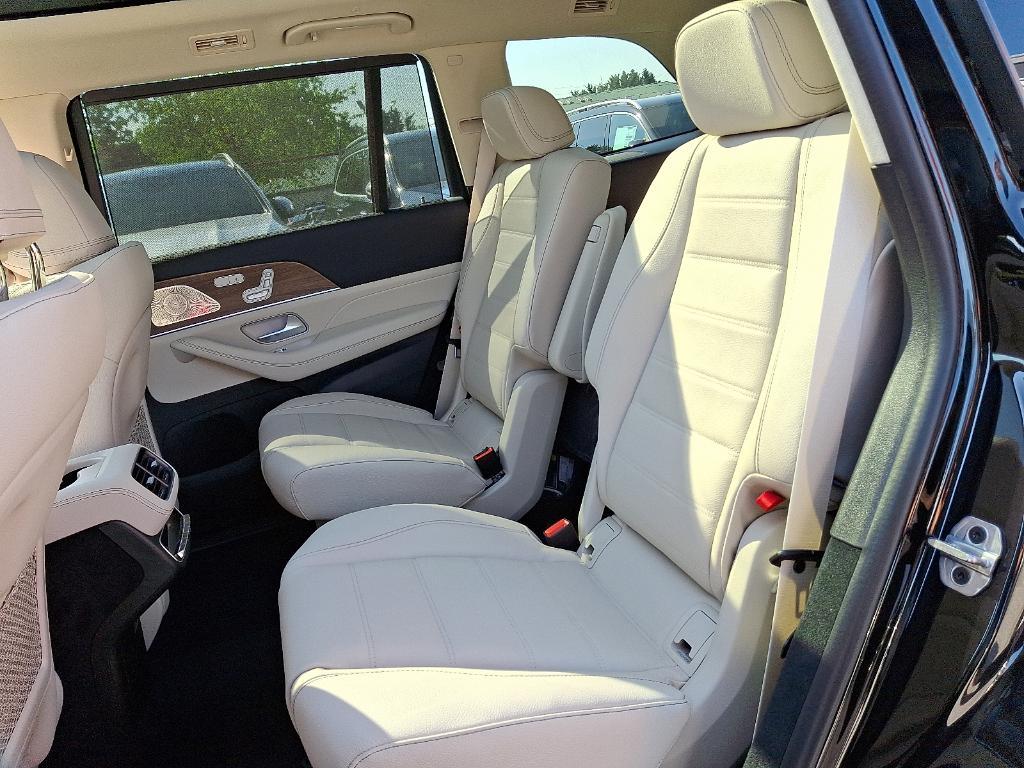 new 2025 Mercedes-Benz GLS 450 car