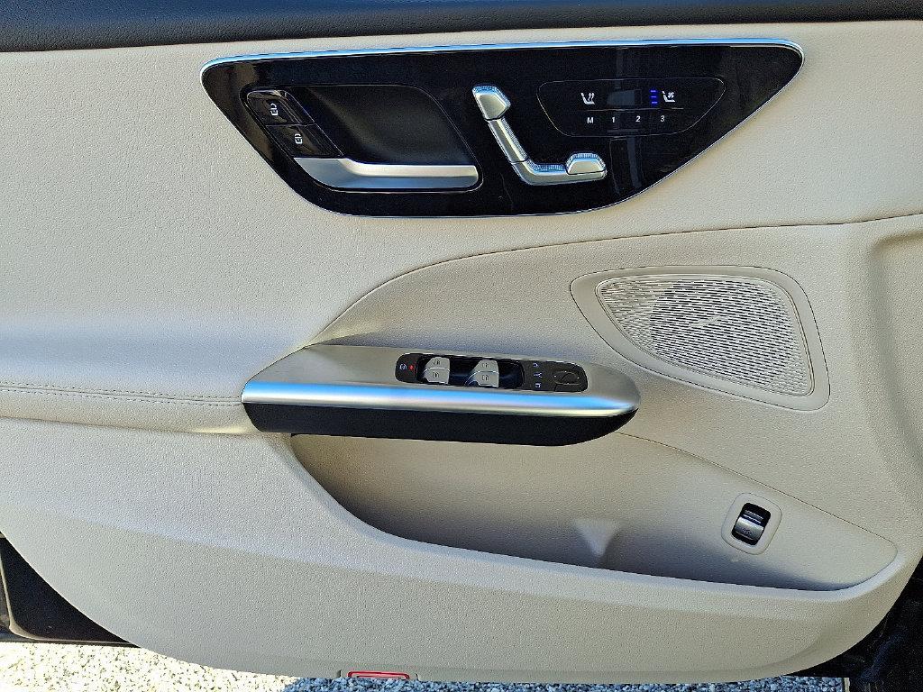 Mercedes-Benz C-Class view 12
