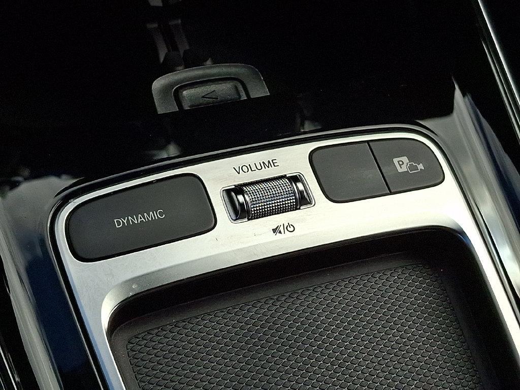 Mercedes-Benz GLA view 23