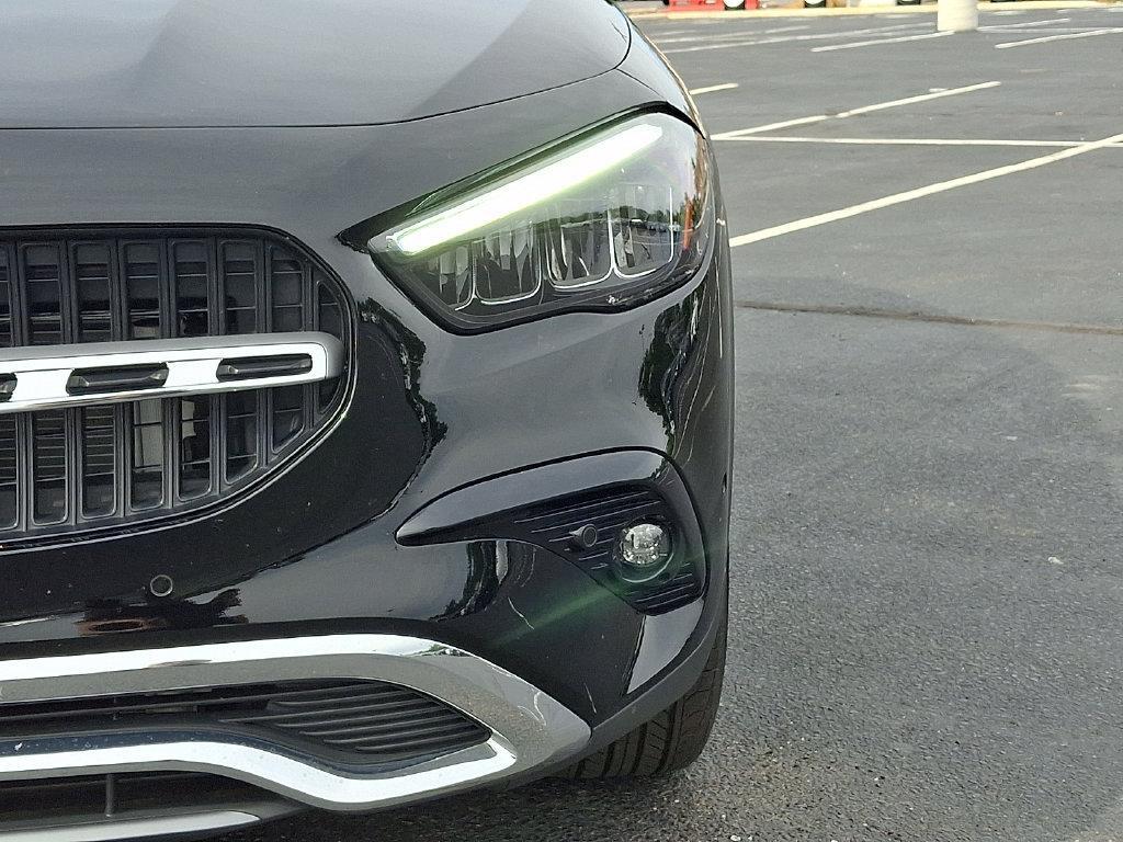 Mercedes-Benz GLA view 9