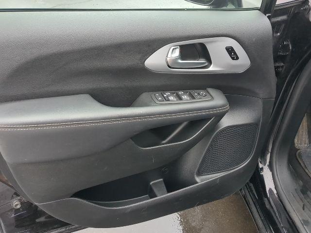 used 2025 Chrysler Pacifica car, priced at $35,346