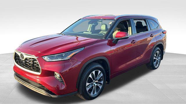 used 2021 Toyota Highlander car, priced at $25,400
