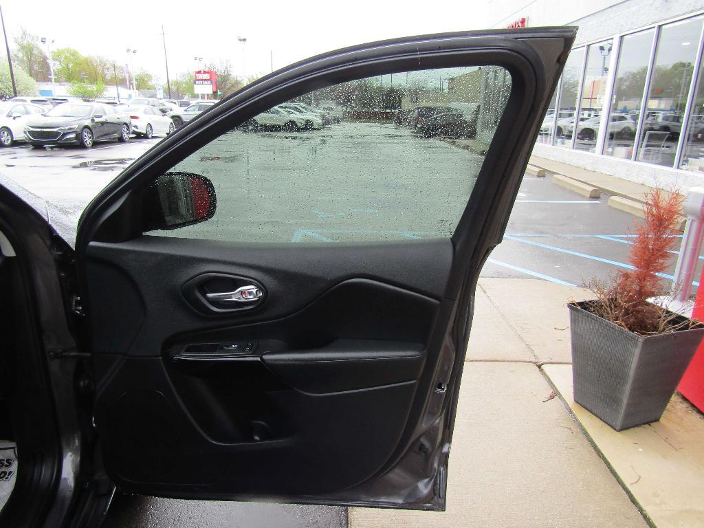 used 2019 Jeep Cherokee car, priced at $12,995
