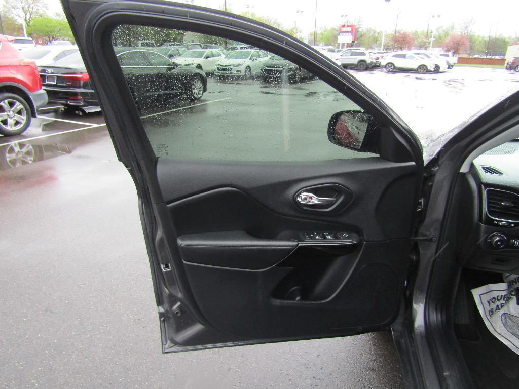 used 2019 Jeep Cherokee car, priced at $12,995