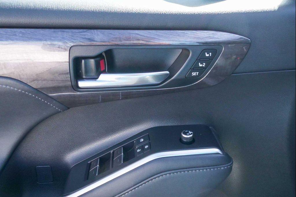 used 2020 Toyota Highlander Hybrid car, priced at $32,981