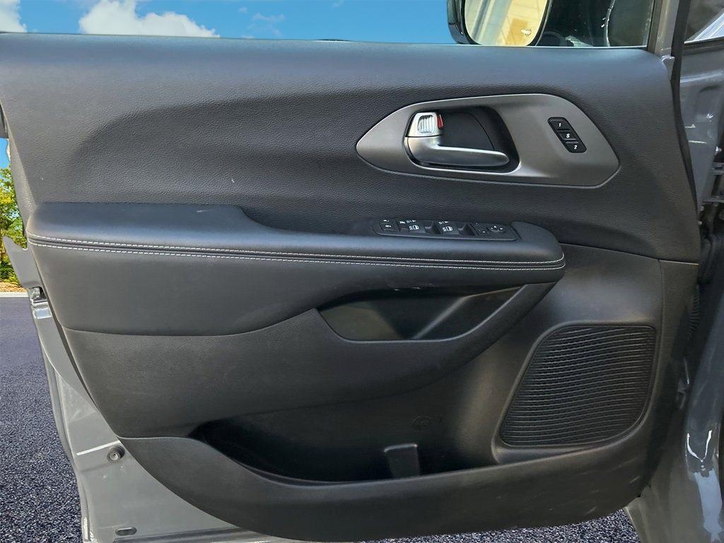 used 2025 Chrysler Pacifica car, priced at $30,998