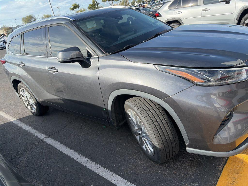 used 2021 Toyota Highlander car, priced at $27,369