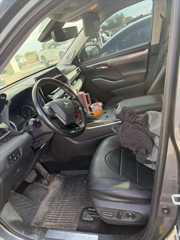 used 2021 Toyota Highlander car, priced at $27,369