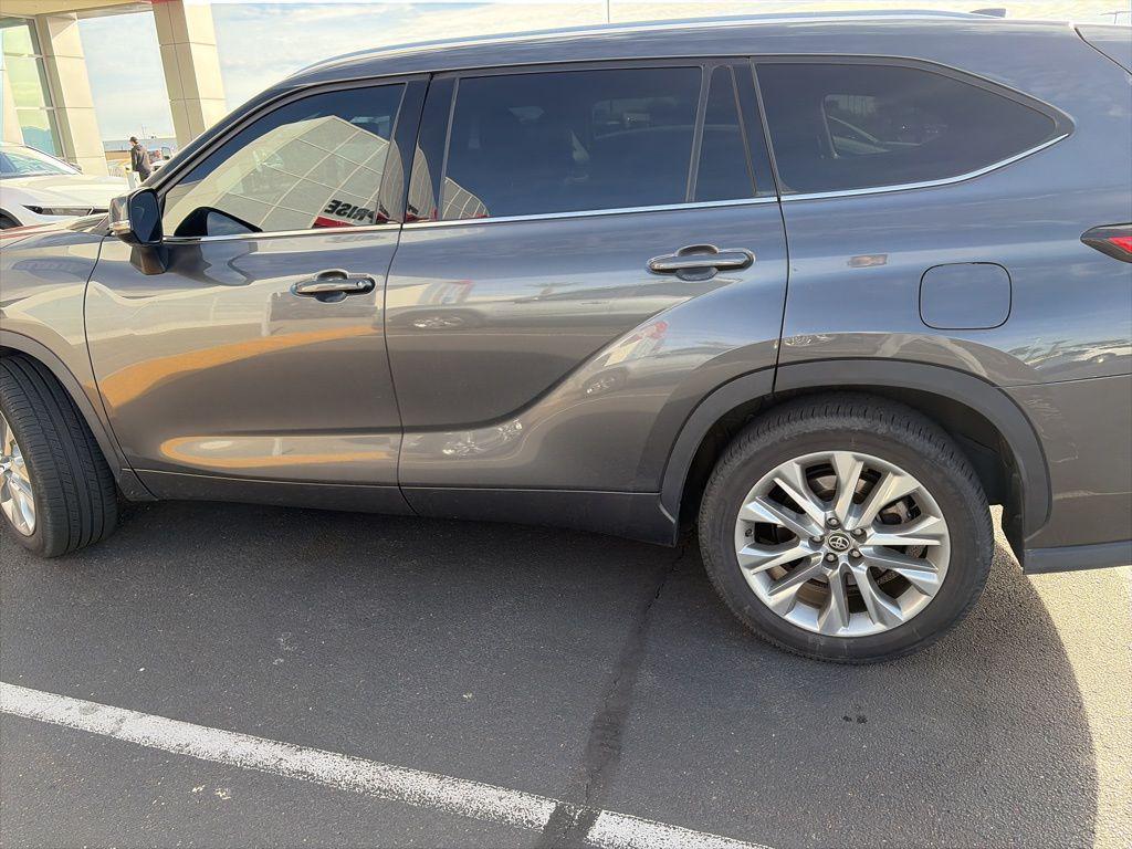 used 2021 Toyota Highlander car, priced at $27,369