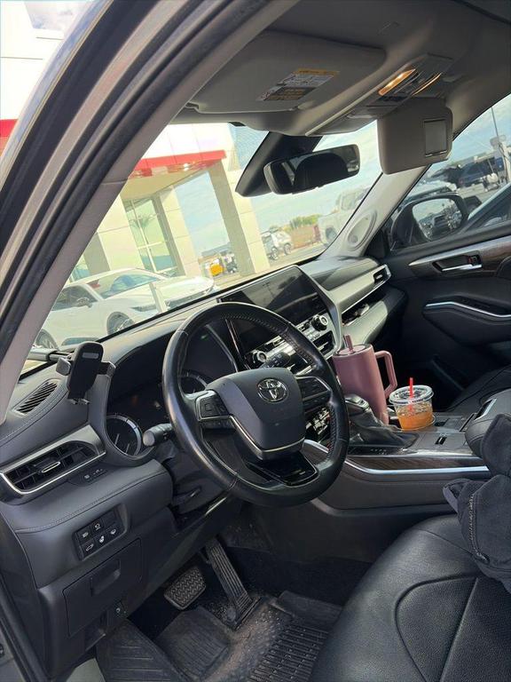 used 2021 Toyota Highlander car, priced at $27,369