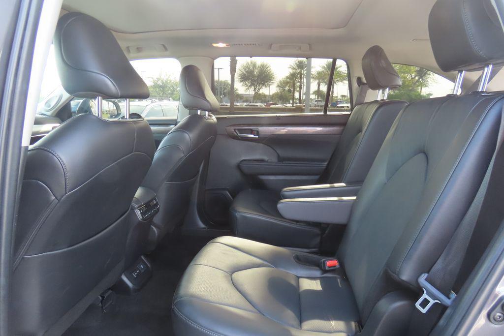 used 2024 Toyota Highlander car, priced at $40,991