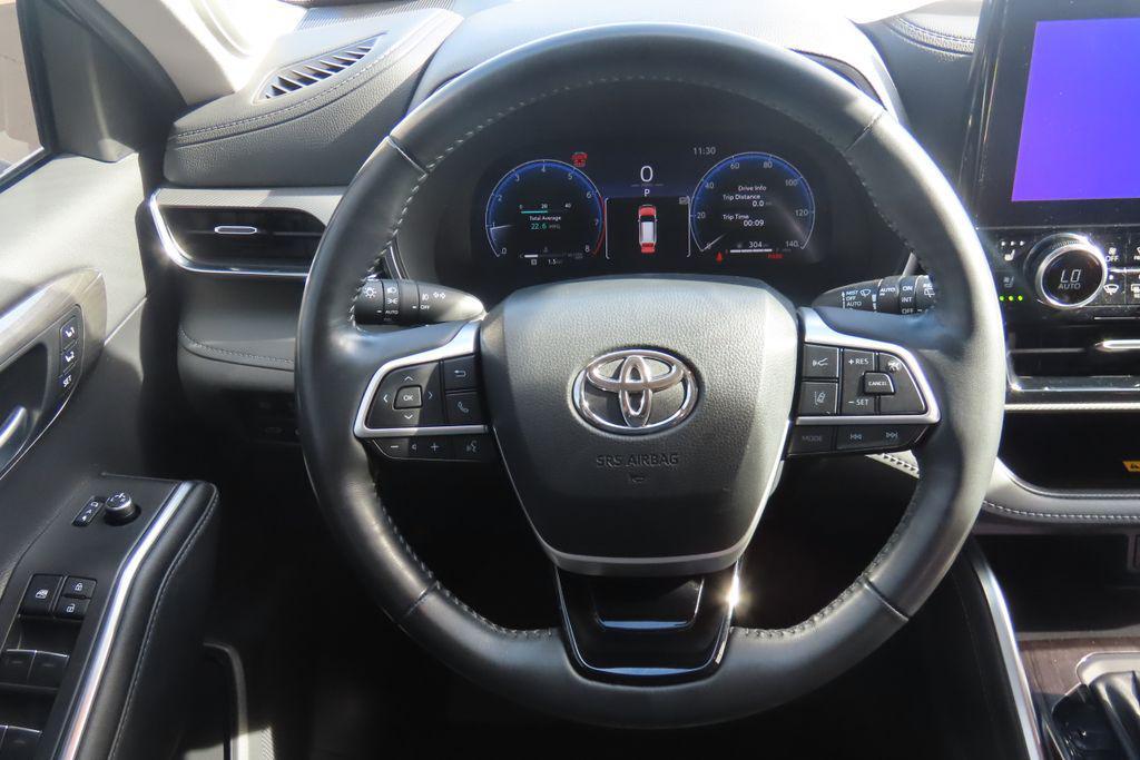 used 2024 Toyota Highlander car, priced at $40,991