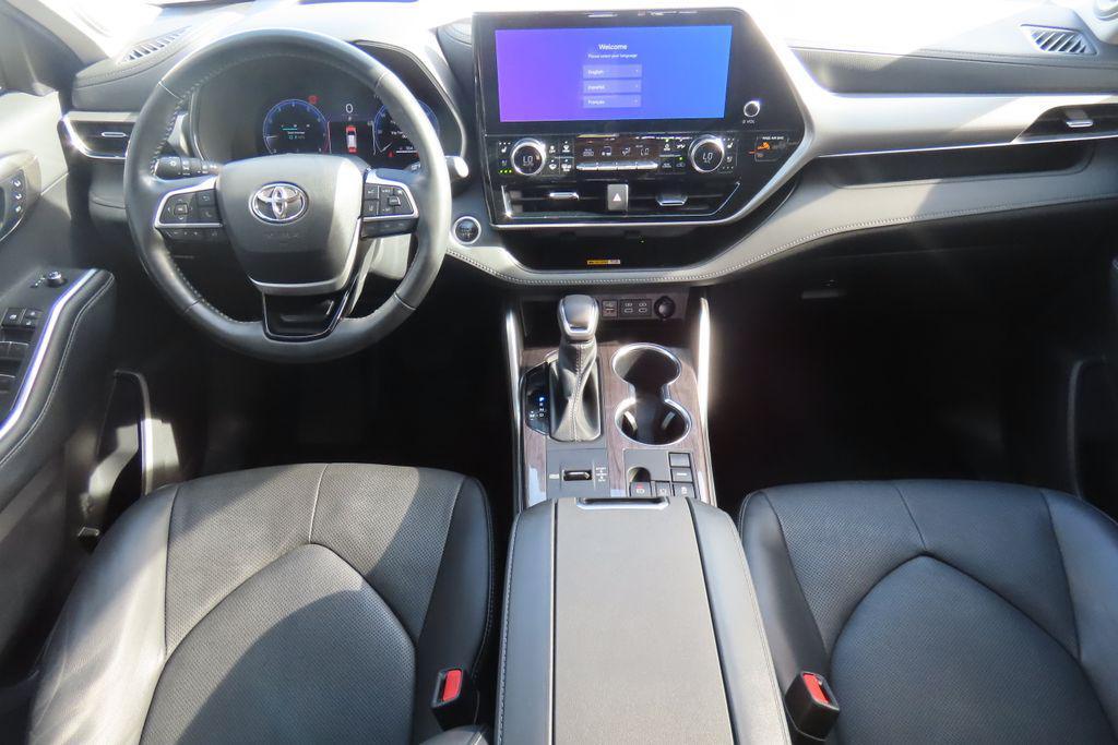 used 2024 Toyota Highlander car, priced at $40,991