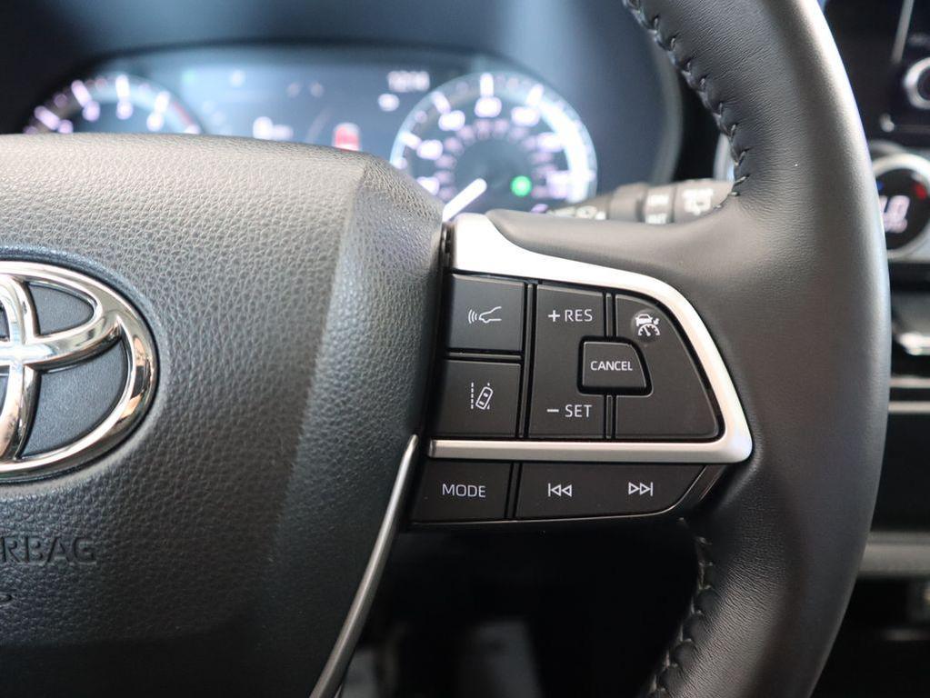 used 2023 Toyota Highlander car, priced at $32,021