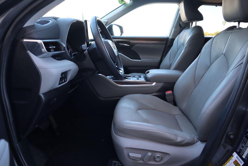 used 2020 Toyota Highlander car, priced at $28,470