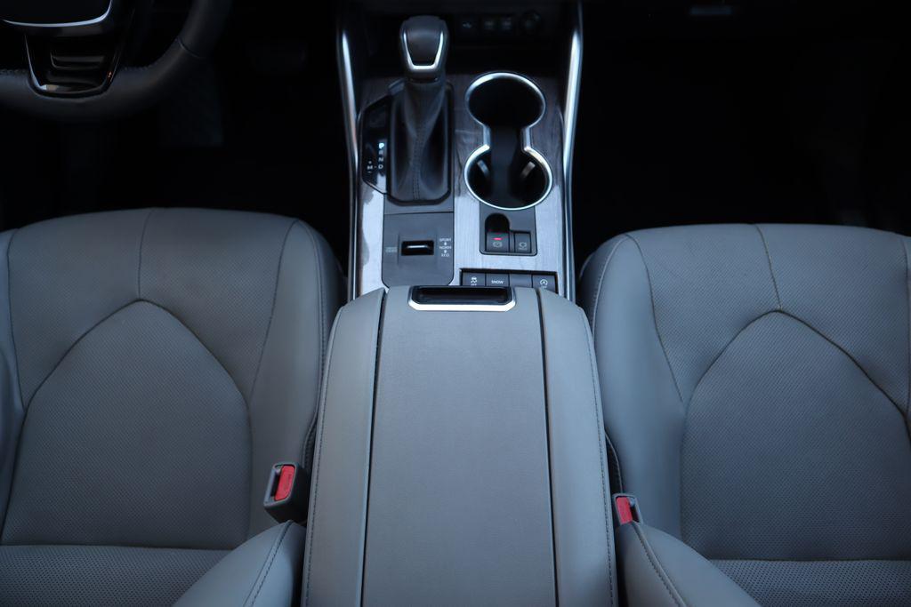 used 2020 Toyota Highlander car, priced at $28,470